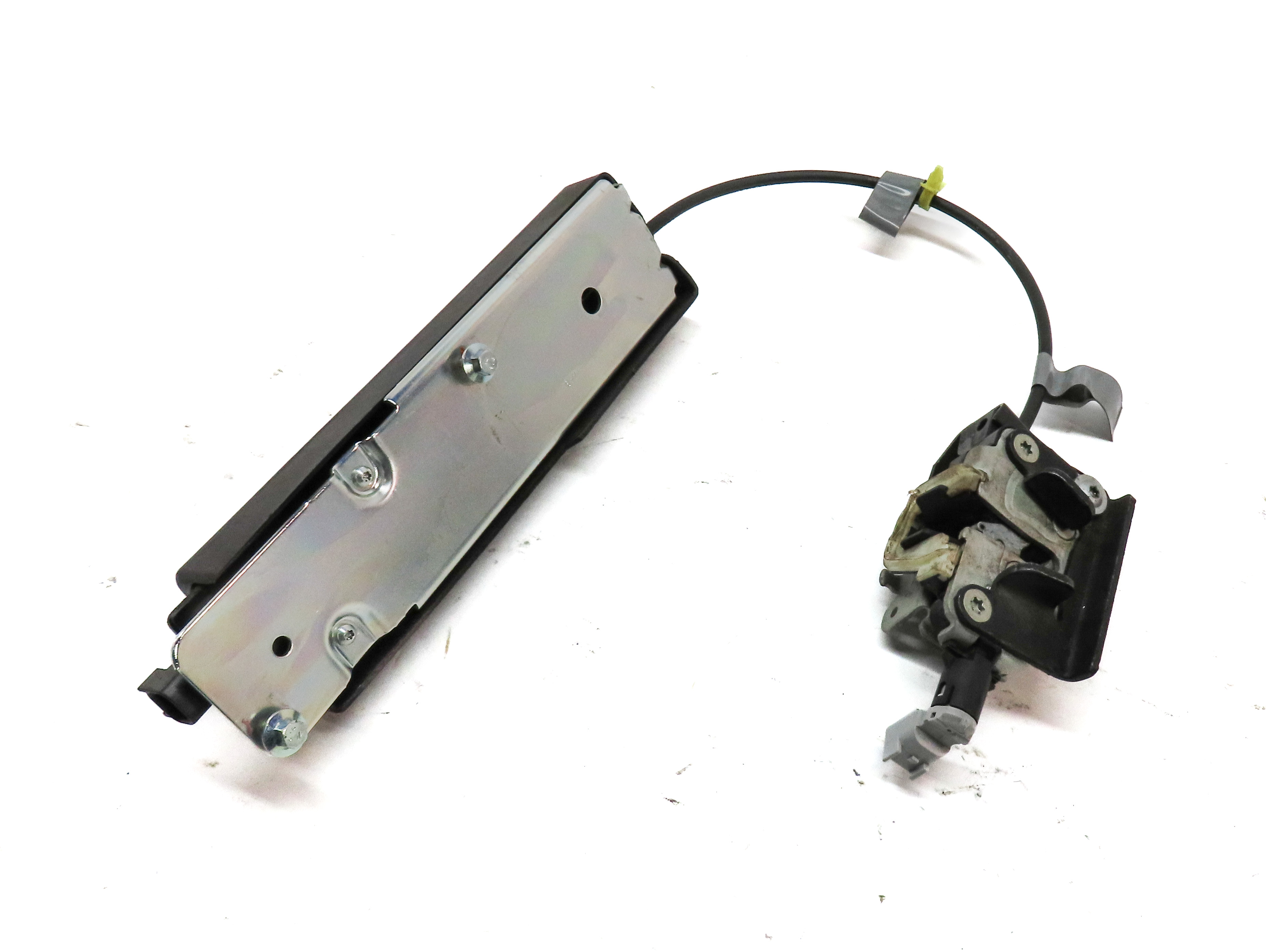 2008 LAND ROVER LR3 (L319) REAR HATCH TAILGATE TRUNK LOCK LATCH w/ ACTUATOR — exact item pictured